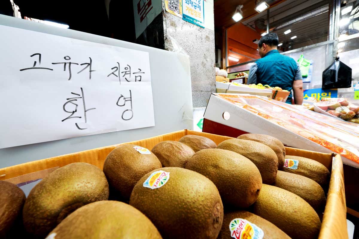 정부의 고유가 피해지원금 1차 지급 신청을 하루 앞둔 26일 서울 마포구 망원시장에 '고유가 지원금' 사용가능 문구가 붙어 있다. 고유가 피해지원금은 소득 하위 70%를 대상으로 1인당 10만~60만원까지 차등 지급된다. 지급 방식은 신용·체크카드, 선불카드, 지역사랑상품권 중 선택할 수 있으며 신청 첫 주는 혼잡 방지를 위해 출생연도 끝자리를 기준으로 하는 '요일제'가 적용될 예정이다. / 뉴스1