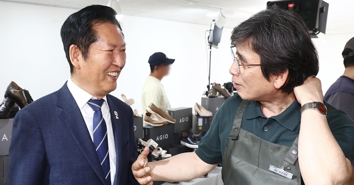 정청래 더불어민주당 대표가 지난 24일 오후 서울 성동구 언더스탠드에비뉴에 마련된 청각장애인 수제화 브랜드 '아지오' 매장 오픈 행사에 참석해 유시민 작가와 대화하고 있다. / 뉴스1