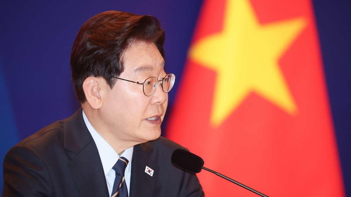 베트남을 국빈 방문 중인 이재명 대통령이 지난 23일(현지 시각) 하노이의 한 호텔에서 열린 한-베트남 기업인 사전 간담회에서 발언하고 있다. / 뉴스1