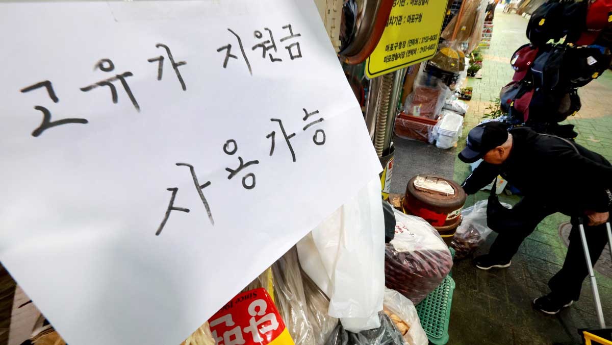 '고유가 피해지원금' 본격 시작. 정부의 고유가 피해지원금 1차 지급 신청을 하루 앞둔 26일 서울 마포구 망원시장에 '고유가 지원금' 사용가능 문구가 붙어 있다. 고유가 피해지원금은 소득 하위 70%를 대상으로 1인당 10만~60만원까지 차등 지급된다. 지급 방식은 신용·체크카드, 선불카드, 지역사랑상품권 중 선택할 수 있으며 신청 첫 주는 혼잡 방지를 위해 출생연도 끝자리를 기준으로 하는 '요일제'가 적용될 예정이다. / 뉴스1