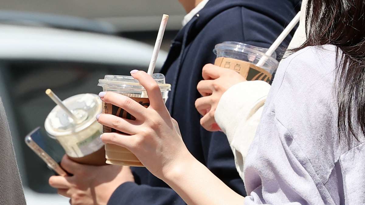 서울 도심에서 점심시간에 직장인이 커피를 마시는 모습. / 뉴스1