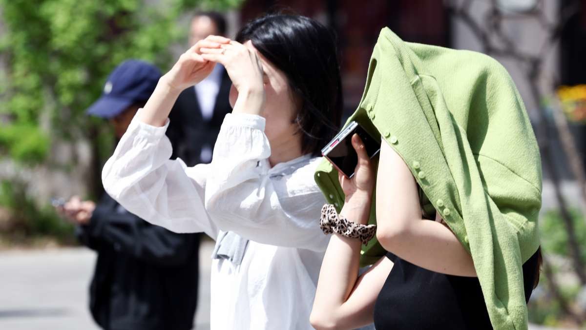 서울 종로구 광화문광장에서 시민들이 발걸음을 옮기고 있다.  / 뉴스1