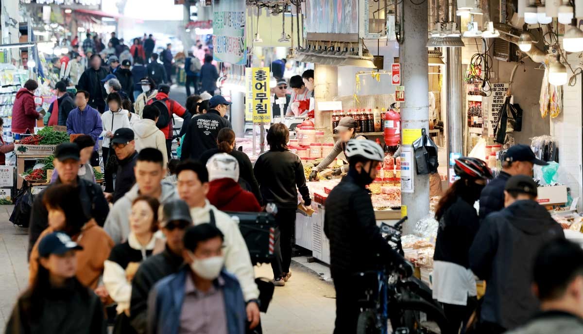 서울 동대문구 경동시장을 찾은 시민들이 장을 보고 있다. / 뉴스1