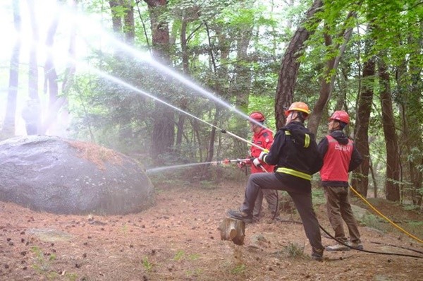 부산시설공단이 도심 산림과 국립공원 경계 지역에서 발생할 수 있는 산불에 대비해 유관기관 합동 대응훈련을 실시했다. / 사진제공=부산시설공단