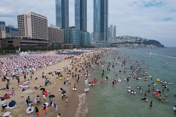 부산 해운대해수욕장이 올해도 9월 중순까지 운영된다. 기후변화로 늦더위가 이어지고 9월 피서 수요가 늘어난 데 따른 조치다. / 사진제공=해운대구