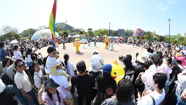 중앙광장에서 펼쳐진 ‘나비판타지아 퍼레이드 쇼’였다. 화려한 의상과 퍼포먼스로 무장한 퍼레이드 행렬은 남녀노소 할 것 없이 모든 관광객들의 시선을 사로잡으며 폭발적인 인기를 끌었다. / 노해섭 기자