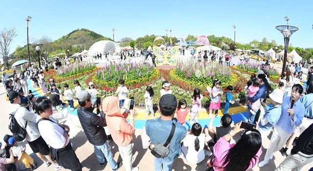 나비날리기체험해 참여한 관광객들 / 노해섭 기자