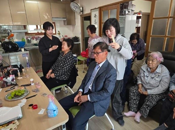 고령 농촌지역 어르신들의 삶을 기록으로 남기는 ‘장수사진’ 지원 사업이 지역 공공기관과 마을 간 협력 모델로 자리 잡고 있다. / 사진제공=새울본부