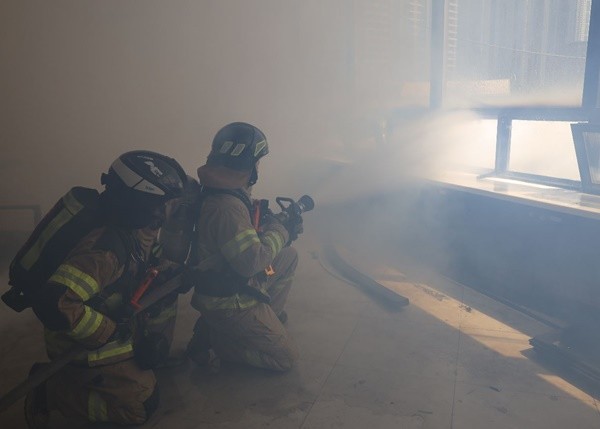 철거 예정 건축물을 활용한 실전형 화재 대응 훈련이 부산 해운대에서 진행됐다. / 사진제공=해운대소방서