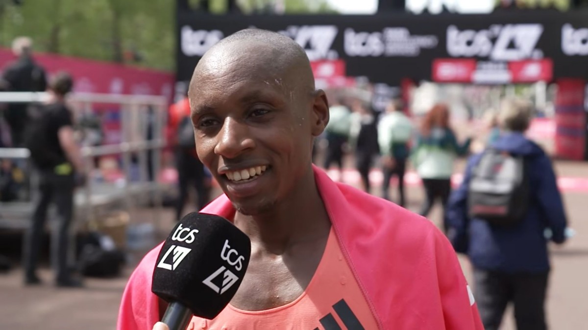 사바스티안 사웨가 마라톤 역사에서 의미 있는 순간을 만든 뒤 소감을 밝히고 있는 모습 / 유튜브 'London Marathon Events' 캡처