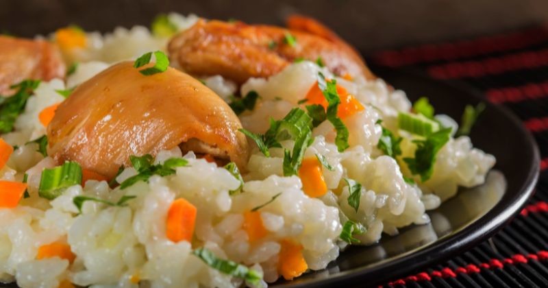 필라프 어두운 배경에 닭고기, 쌀, 야채로 만든 루마니아 전통 음식 / 셔터스톡