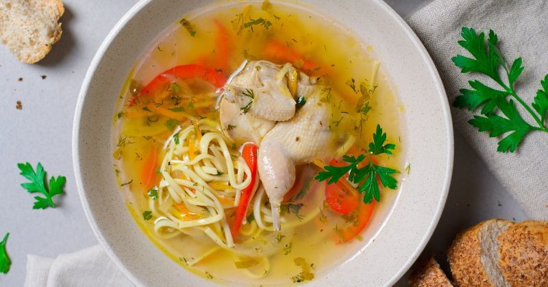 맛있는 국수, 롤빵, 편안한 음식, Zeama, 전통 몰디비안 및 루마니아식 수프가 곁들여진 국수, 홈메이드 국수, 채소로 구성된 / 셔터스톡