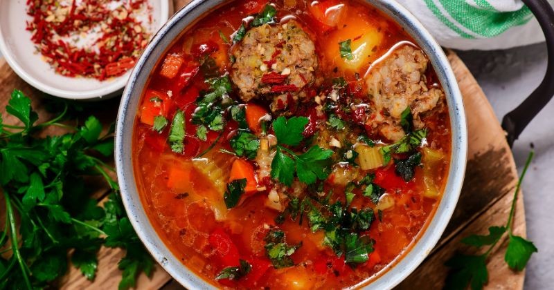 루마니아 고기 공 신 수프 / 셔터스톡