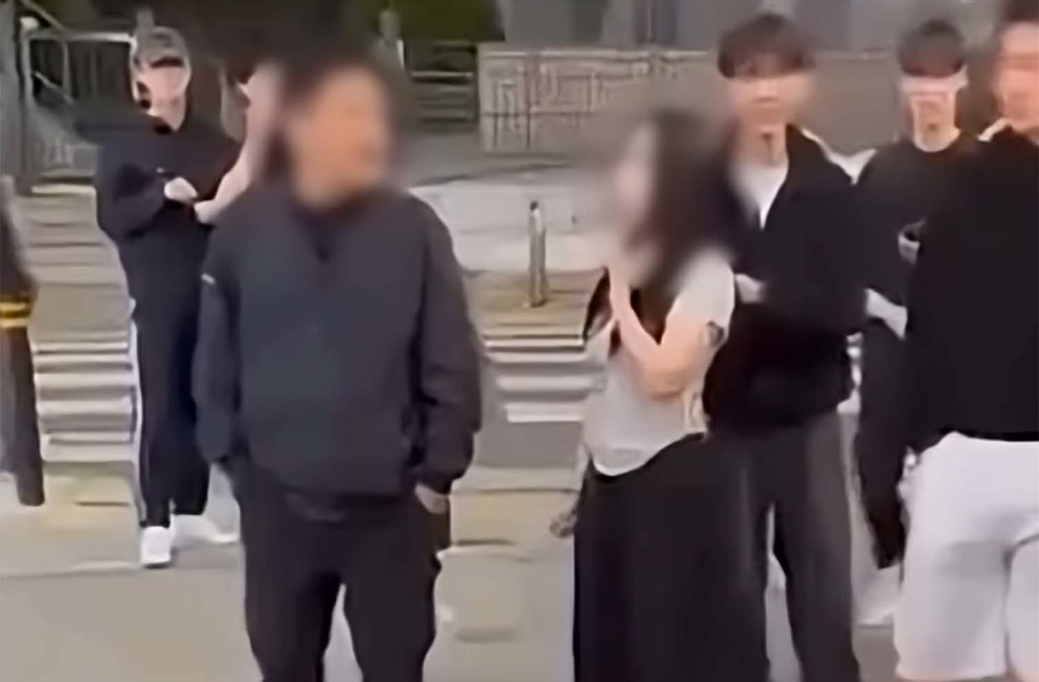 순찰 중인 교사가 흡연 학생에게 봉변을 당하는 모습을 담은 영상이 공개됐다. / '콩자반' 유튜브