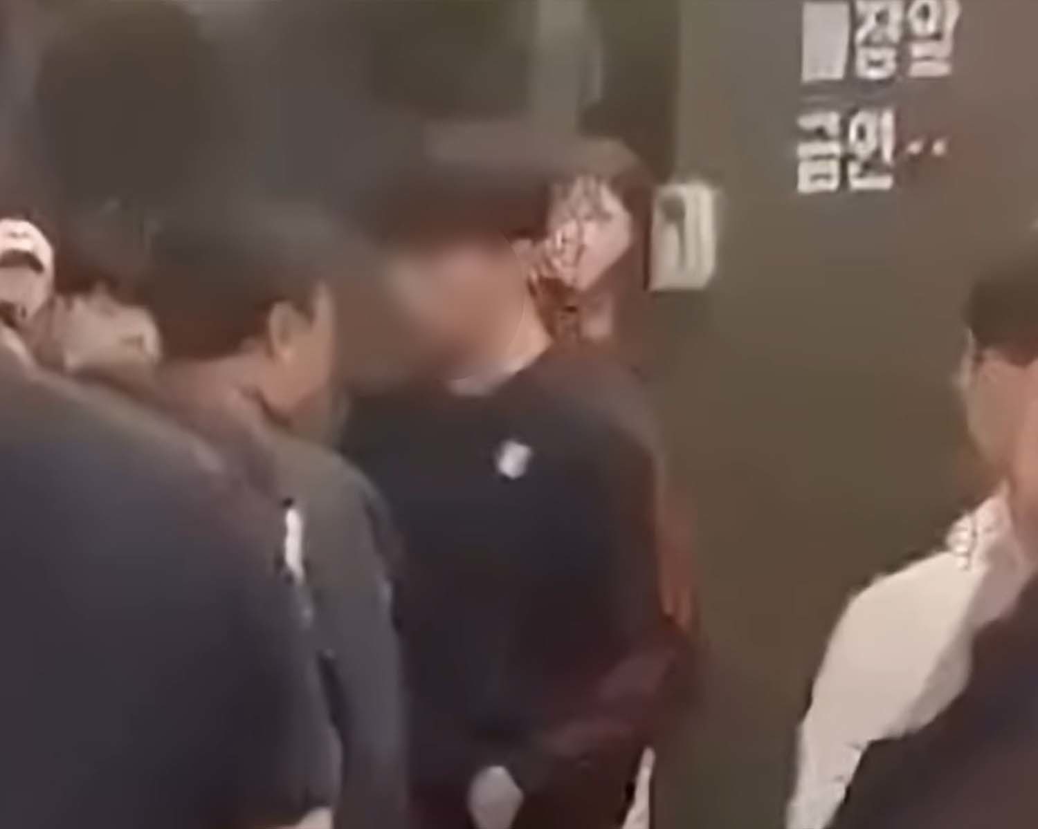 길거리에서 담배를 피우다 교사에게 걸린 학생이 흡연을 단속한 교사에게 대들고 있다. 경기 화성시의 동탄신도시에서 찍힌 영상을 캡처한 것이다. / '콩자반' 유튜브