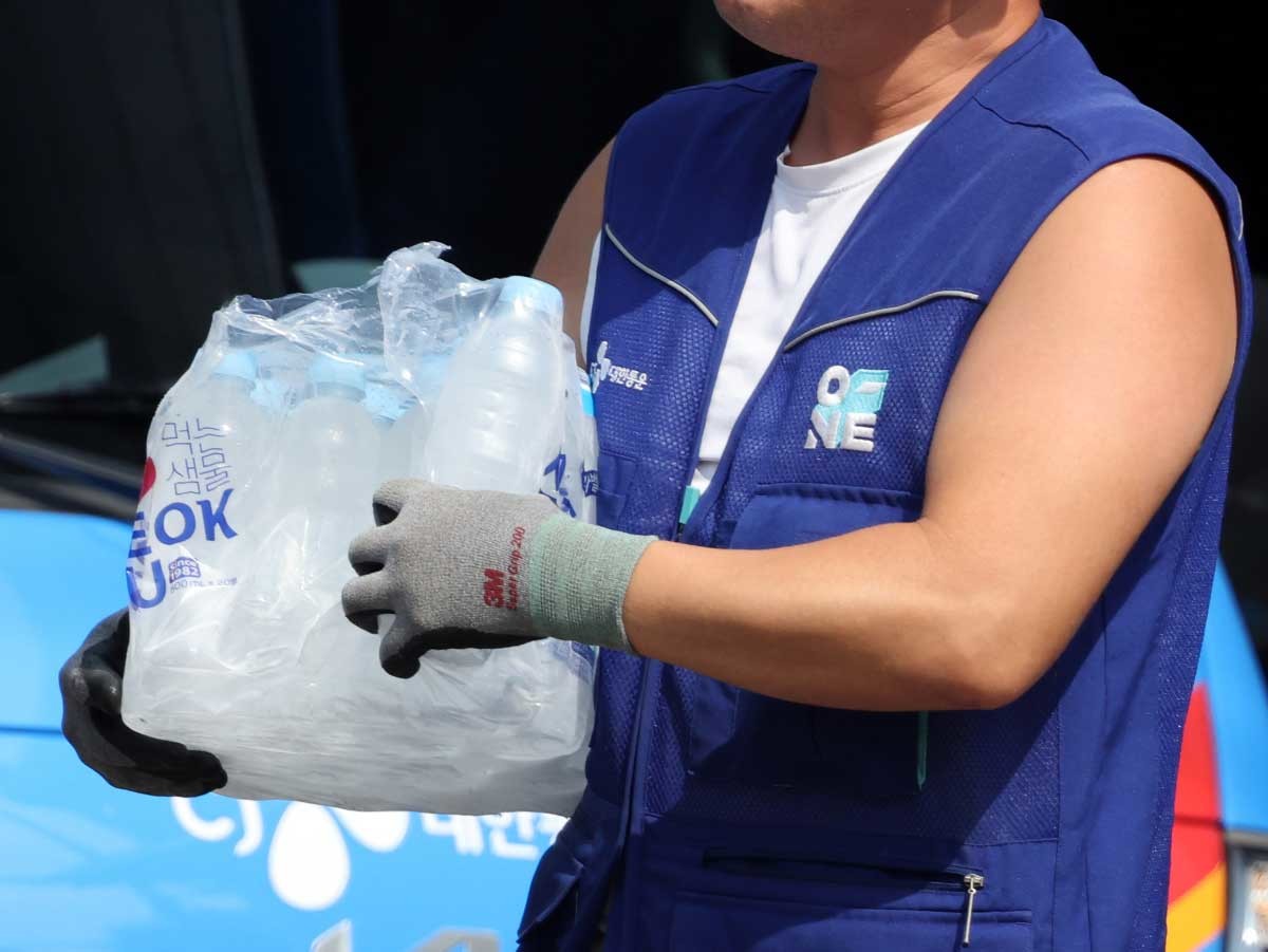 서울 시내 한 택배물류센터에서 노동자가 택배 분류 작업 중 마실 얼음물을 나르고 있다. / 뉴스1