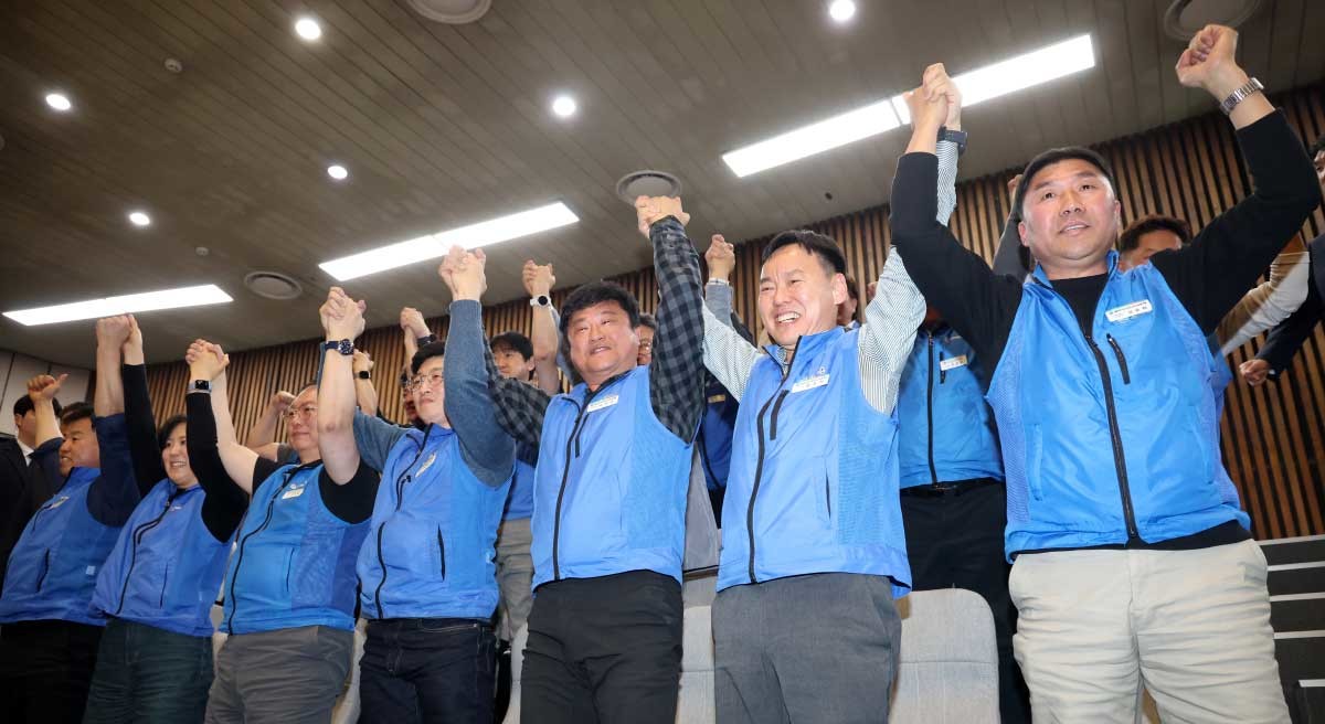 지난달 31일 서울 여의도 국회에서 열린 제433회국회(임시회) 제3차 본회의에서 공무원 노조원들이 공휴일에 관한 법률 일부개정법률안(대안)이 통과되자 기뻐하고 있다. / 뉴스1