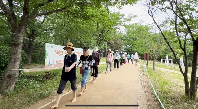 지난해 문화근린공원에서 열린 맨발걷기 프로그램에서 주민들이 맨발로 걷고 있다. / 광주시 북구