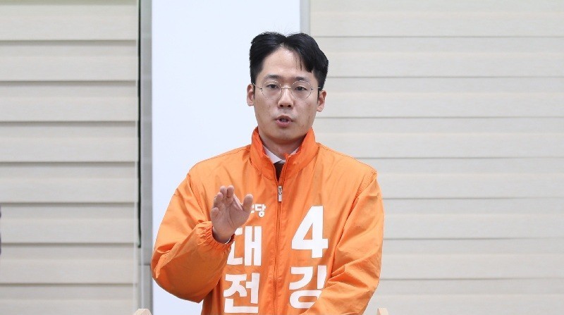 개혁신당 강희린 대전시장 예비후보가 27일 대전시의회에서 기자회견을 통해 첫 공약으로 '안전한 대전'을 제시하고 있다./사진=김지연 기자
