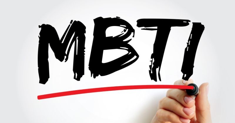 MBTI  개인이 자신의 의사소통 선호도를 이해하고 타인과 상호 작용하는 방법, 텍스트 개념 배경을 이해하는 데 자주 사용되는 도구입니다 / 셔터스톡