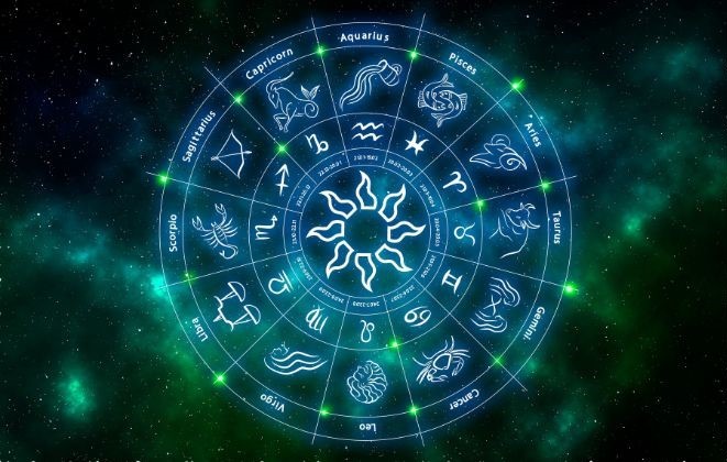 12개의 별자리가 있는 십이궁도 바퀴 / 셔터스톡