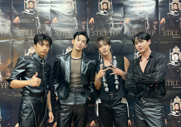 2PM 멤버들과 옥택연 / 옥택연 인스타그램