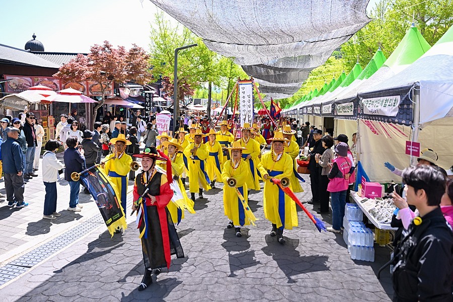 "고유가 뚫고 모여든 15만 상춘객" 양평군, '제16회 용문산 산나물축제' 성료