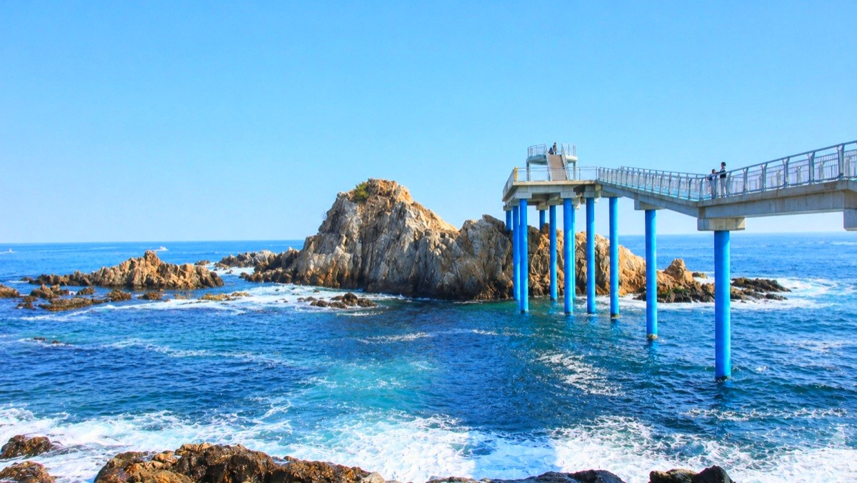 백섬 해상전망대. 기사 내용 토대로 AI툴 활용해 제작한 자료사진.