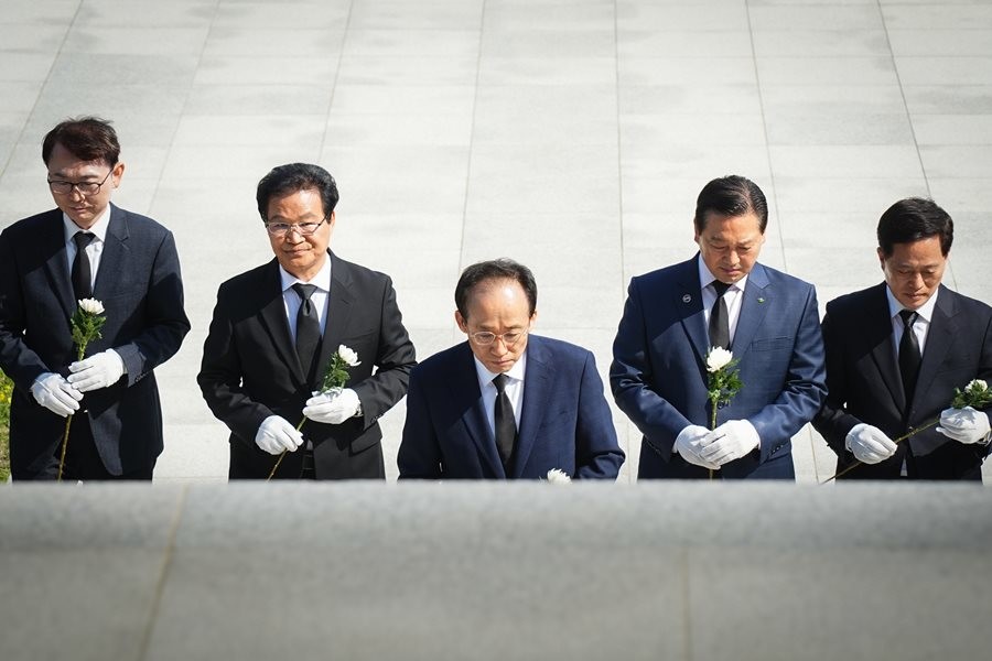 추경호 대구시장 후보(가운데)가 공식 첫 일정으로 27일 대구 남구 대명동 충혼탑을 찾아 참배를 하고 있다. / 추경호 의원실 제공