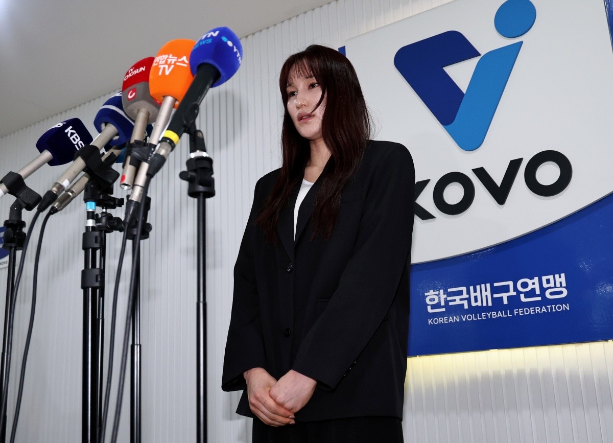 술을 마시고 운전대를 잡은 배구선수 안혜진이 27일 오전 서울 마포구 한국배구연맹(KOVO)에서 열린 상벌위원회에서 소명을 마친 뒤 사과 발언을 하고 있다. / 뉴스1