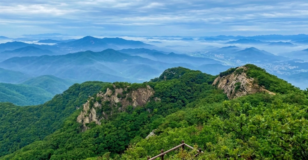 감악산. 기사 이해를 돕기 위해 AI로 제작한 자료 이미지로, 실제 모습과 다소 차이가 있을 수 있습니다.