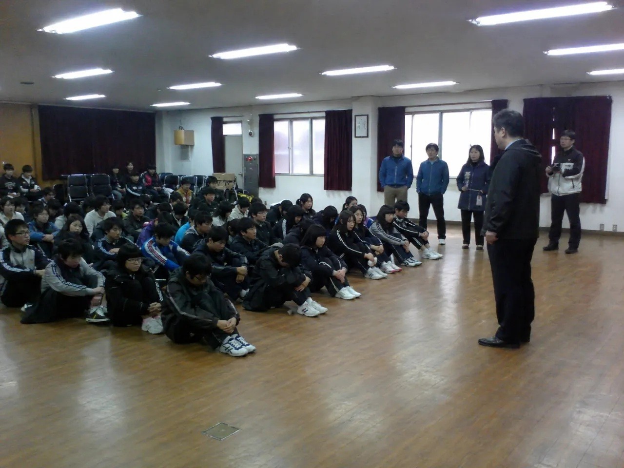 'GPT 신모델로 만든 2009년 수학여행 사진'이란 제목의 게시물에 첨부된 사진. / 에펨코리아