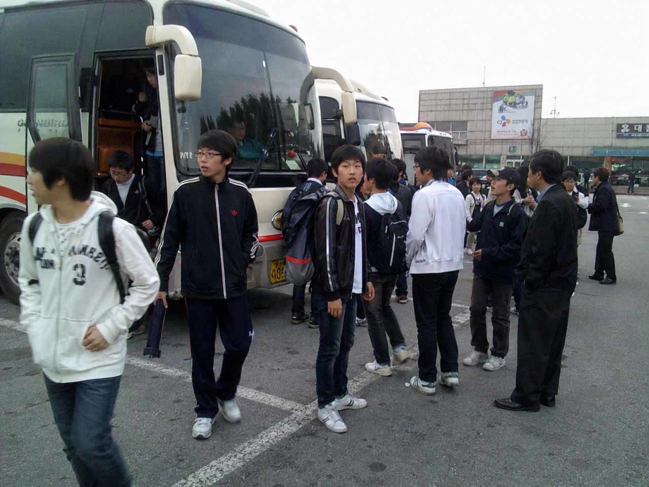 'GPT 신모델로 만든 2009년 수학여행 사진'이란 제목의 게시물에 첨부된 사진. / 에펨코리아