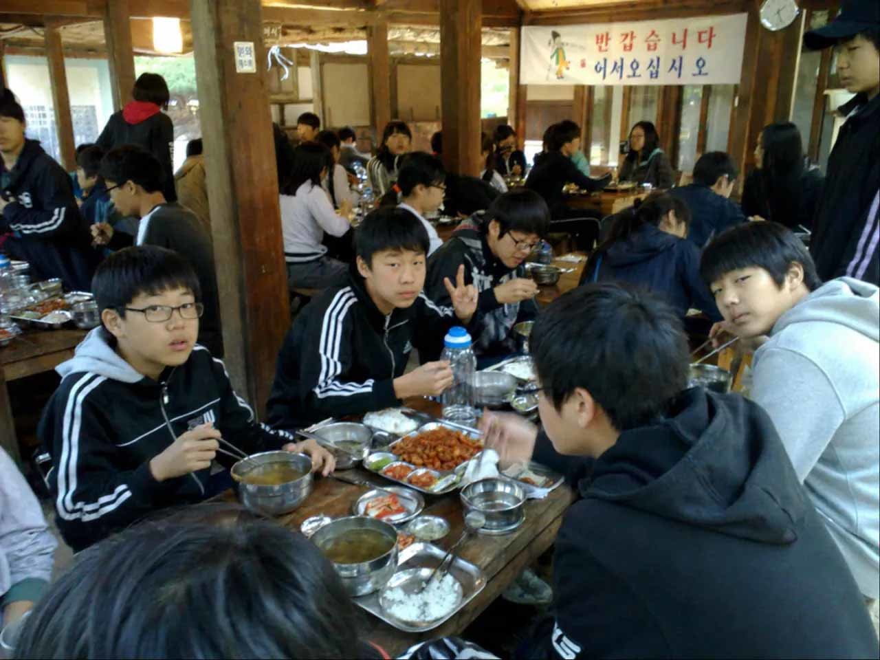 'GPT 신모델로 만든 2009년 수학여행 사진'이란 제목의 게시물에 첨부된 사진. / 에펨코리아