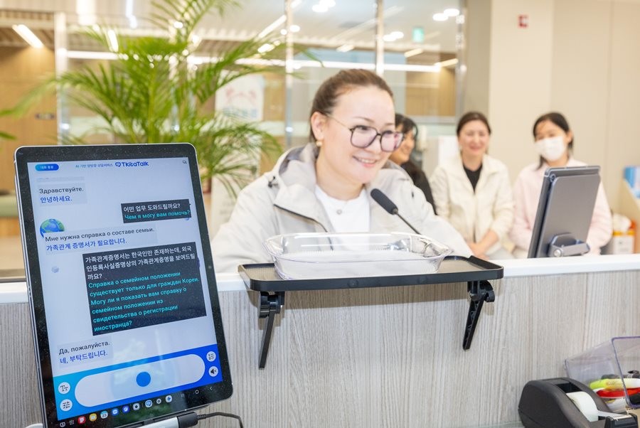 대구 달성군 논공읍 공단출장소 민원실을 찾은 한 외국인 주민이 ‘AI 실시간 통번역 시스템’을 이용해 공무원과 상담하고 있다.  / 대구 달성군 제공