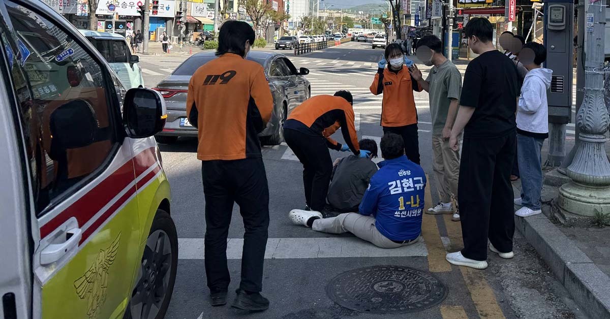 초등생이 횡단보도 건너던 중 불법 현수막 줄에 목 걸려 기절