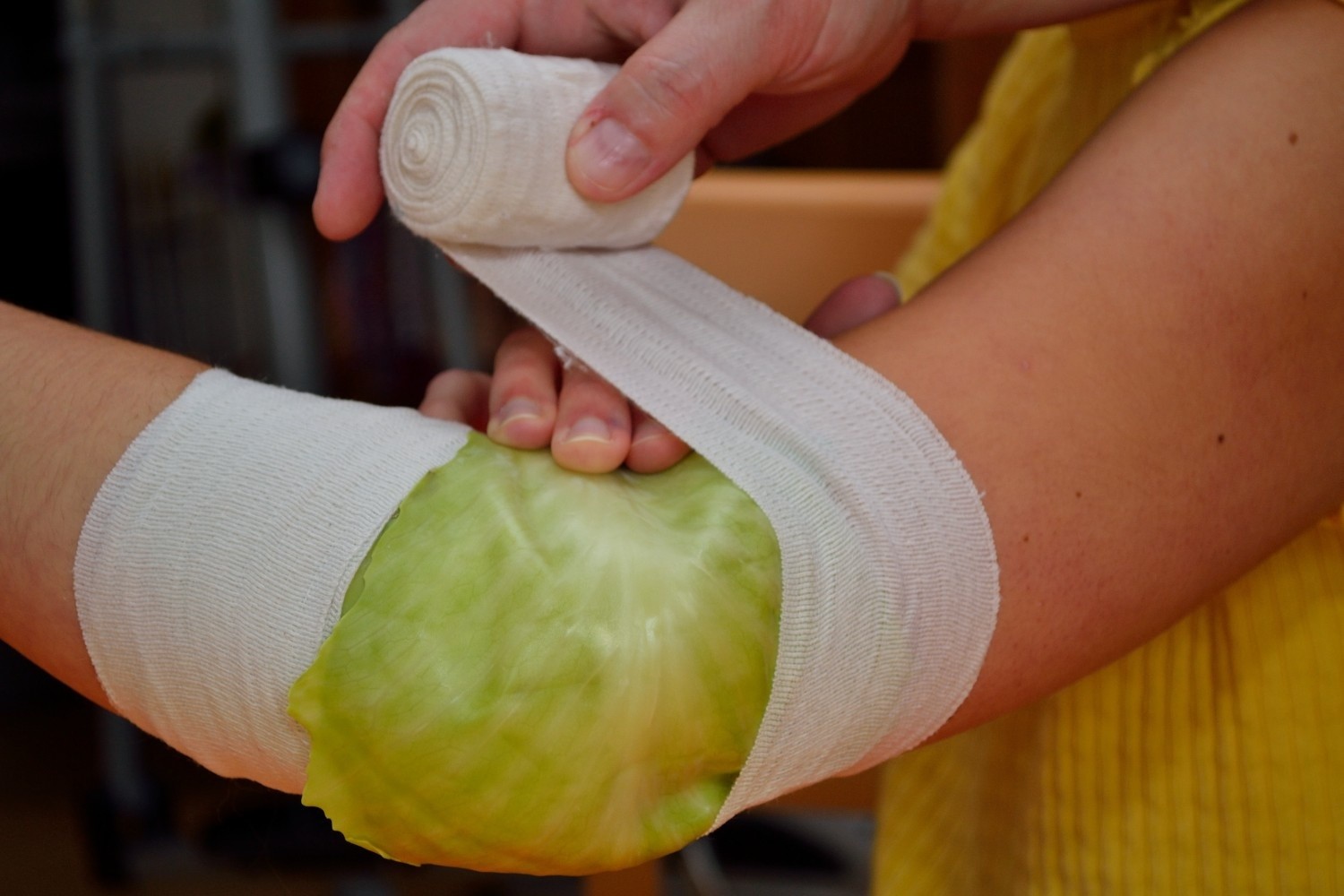 팔꿈치에 염증을 일으키는 약초를 넣는다 / 셔터스톡