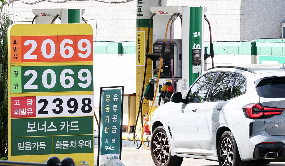 전국 평균 휘발유 가격이 리터당 2000원을 넘어선 가운데 19일 서울의 한 주유소에 유가 정보가 표시돼 있다 / 뉴스1