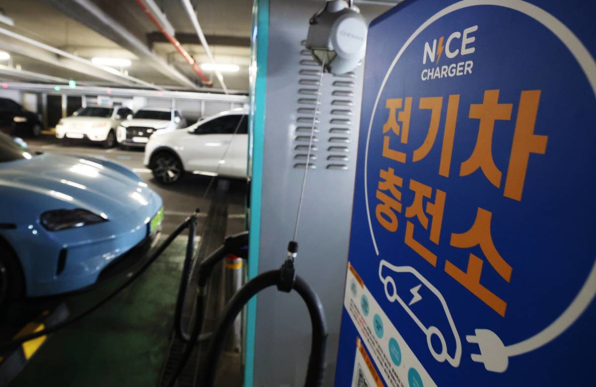 고유가에 ‘EV 전환’ 가속도... 서울 시내의 한 복합쇼핑몰 내 전기차 충전구역 모습 / 뉴스1