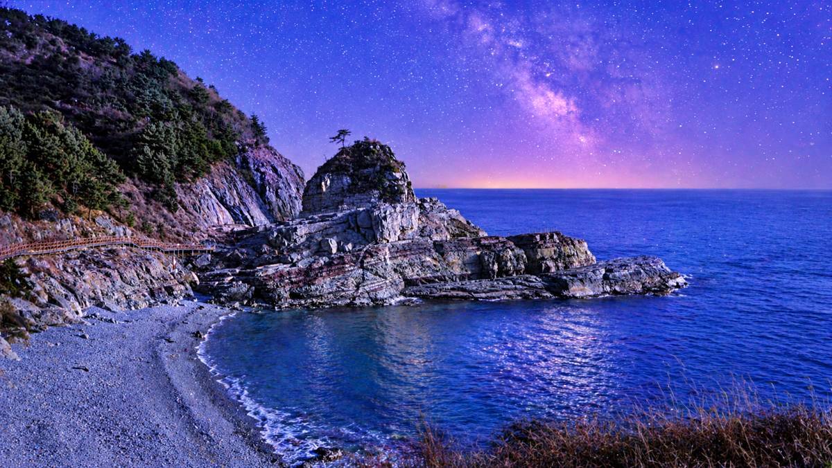 에메랄드 다도해 품은 '신선의 절벽'…남해 진미 가득한 '기암괴석 명소'