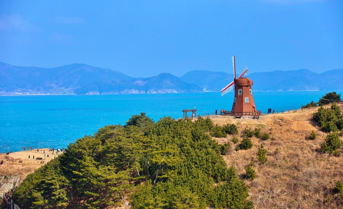 바람의 언덕 / redstrap-Shutterstock.com