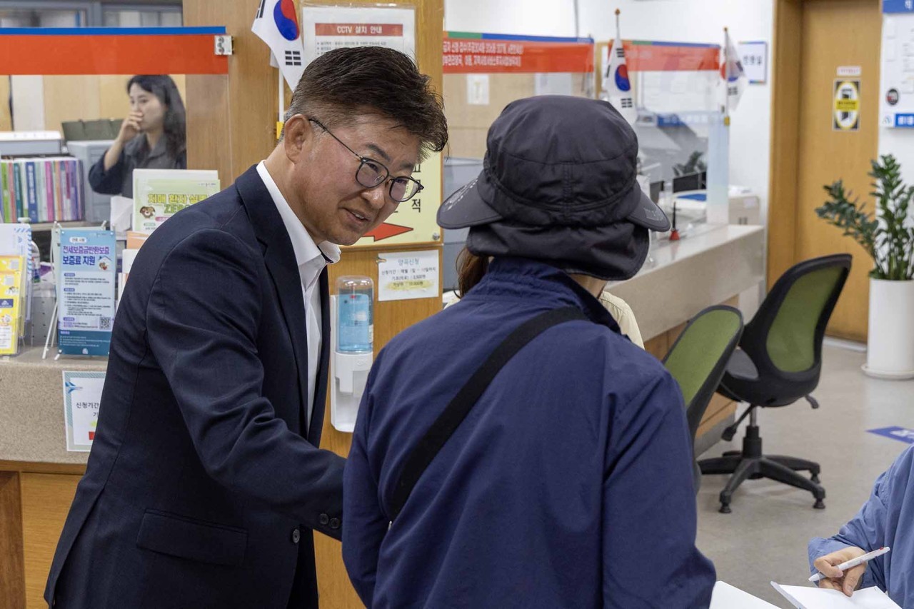 27일 최충규 대덕구청장(사진 왼쪽)이 동 행정복지센터 고유가 피해지원금 신청·접수 현장을 방문해 주민의 의견을 청취하는 모습 / 사진=대전 대덕구