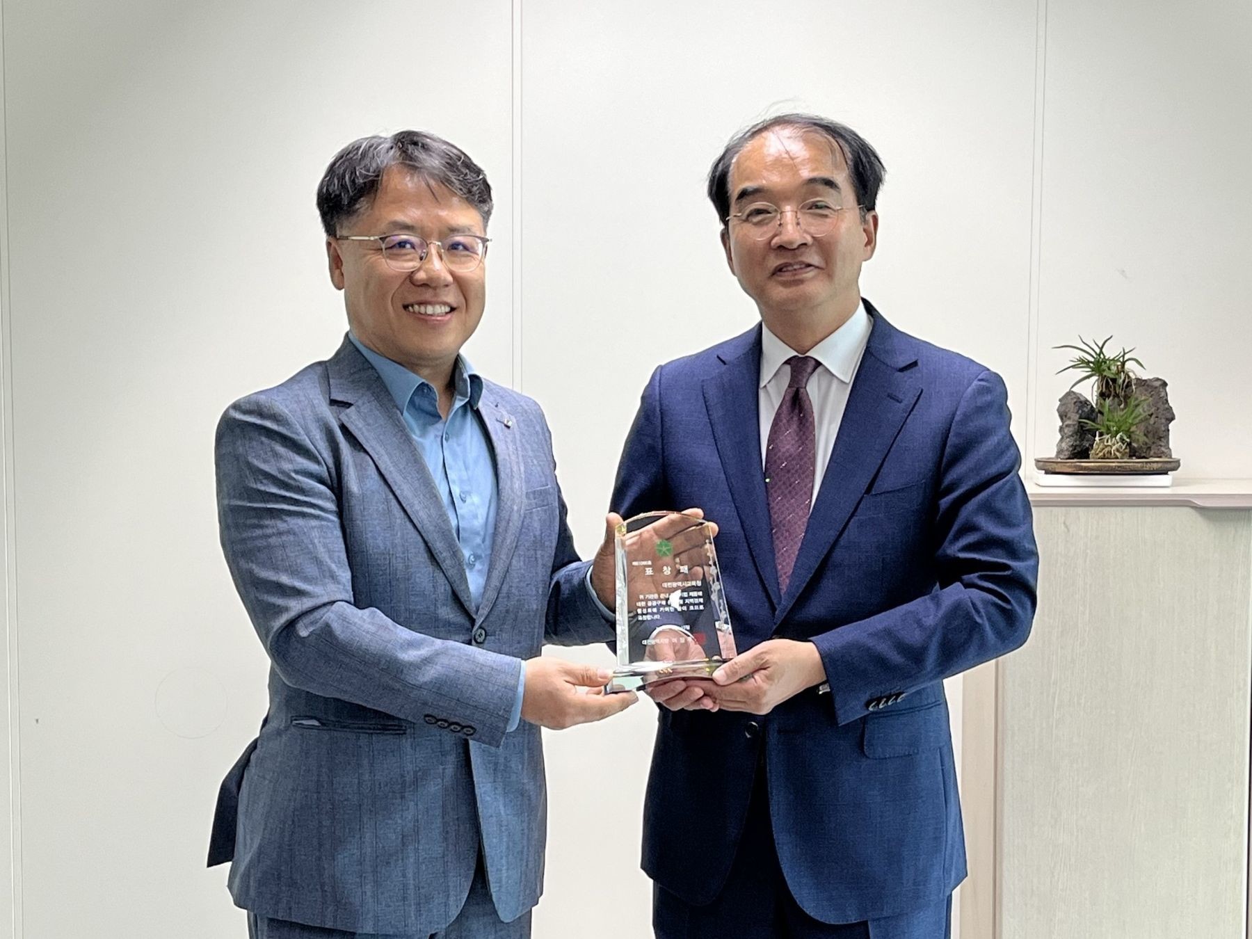 27일 지역 중소기업 제품 공공구매 유공 기관 표창패 수여 모습(왼쪽부터 박성관 대전시 기업투자유치과장, 윤석오 대전시교육청 재정과장)  / 사진=대전시교육청