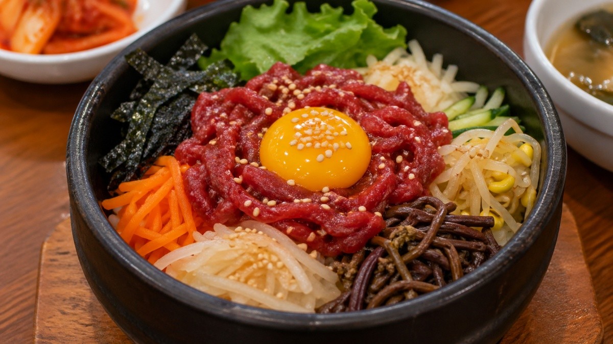 육회비빔밥. 기사 내용 토대로 AI툴 활용해 제작한 자료사진.