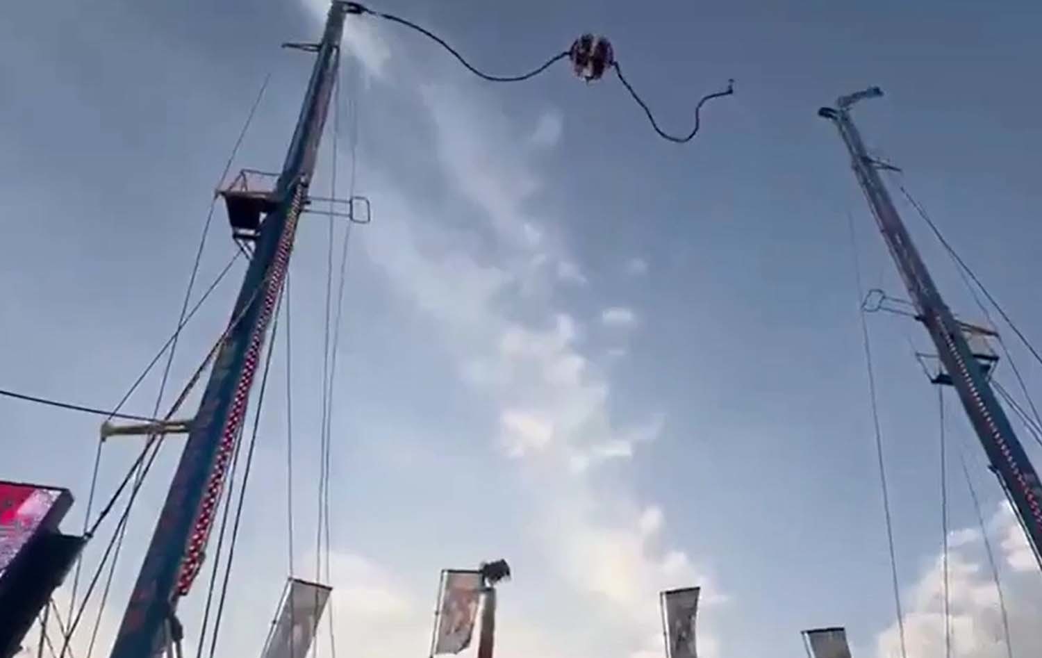 스페인 남부 최대 봄 축제인 '페리아 데 아브릴(4월 축제)'이 한창 열리던 세비야에서 아찔한 놀이기구 사고가 발생했다. /     'Diario SUR' 유튜브 영상 캡처