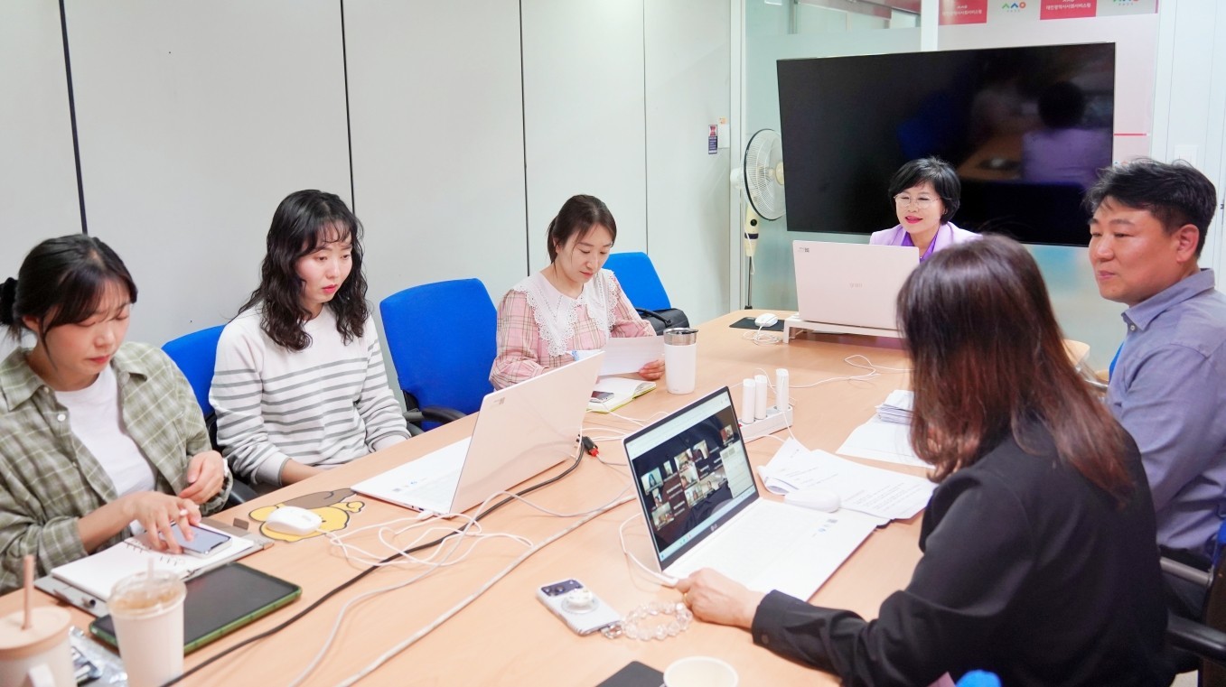 대전사회서비스원이 27일 ‘통합돌봄 거버넌스 포럼’을 화상회의 플랫폼을 통해 비대면으로 개최하고 의료·요양·돌봄 연계 방안을 논의하고 있다./사진=대전사회서비스원