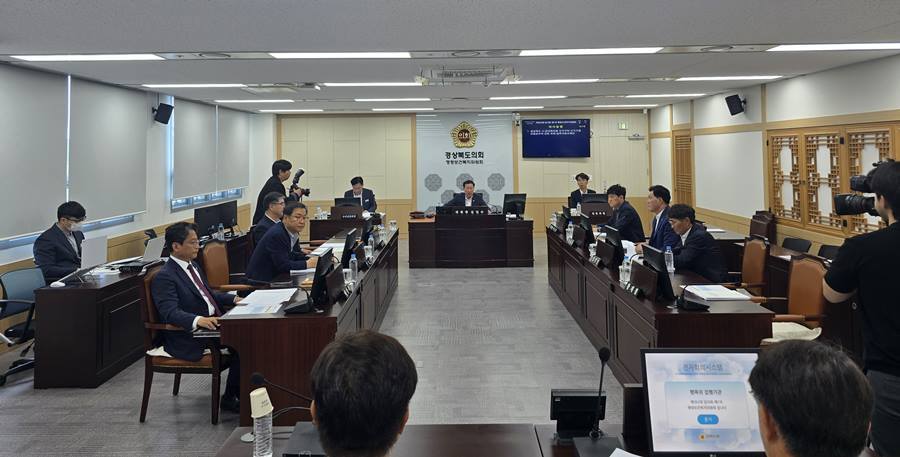 경북도의회, 기초의원 선거구 개편 의결....민주당 '꼼수 게리맨더링' 반발