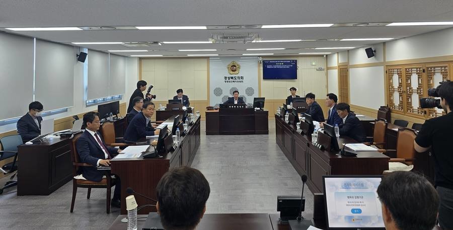 경북도의회 행정보건복지위원회의 27일 상임위 회의 모습/경북도의회