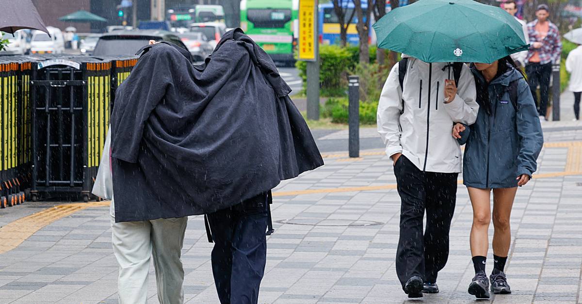 반팔 꺼낸 지 며칠 됐다고…오늘 전국 곳곳 비, ‘천둥·번개’에 ‘눈·우박’까지?