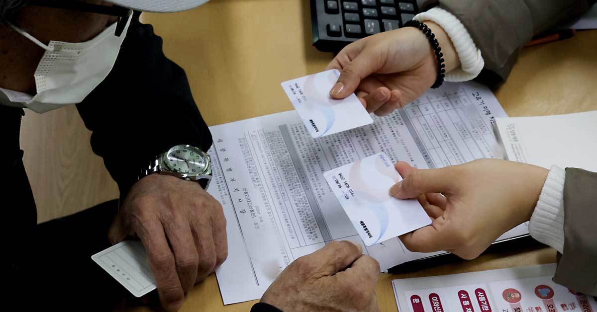 고유가 지원금 신청 첫날 55만명…하루 3160억 풀렸다